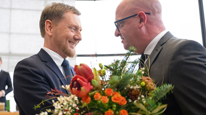 Erleichterung bei  Michael Kretschmer (CDU, links)  der im zweiten Wahlgang zum Ministerpräsidenten in SAchsen gewählt wurde.