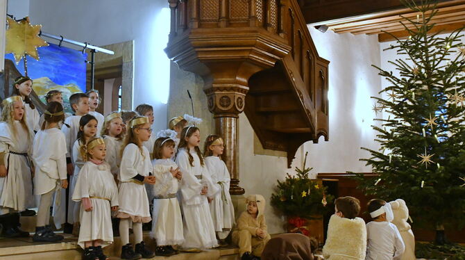 Der Chor der Engel sang im vergangenen Jahr an Weihnachten in der Kinderkirche Ohmenhausen.  FOTO: MEYER