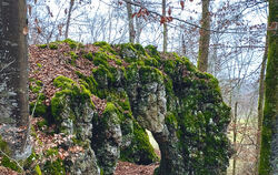 Hier beginnt das Abenteuer: Hinter dem Steinbogen liegt die Höhle.