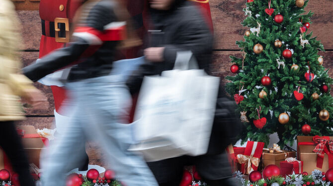 Eile auf der Shoppingmeile: Beim Last-Minute-Geschenkekauf ist Stress programmiert.