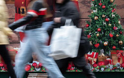 Eile auf der Shoppingmeile: Beim Last-Minute-Geschenkekauf ist Stress programmiert.