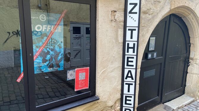 »ITZ in Danger! Von Schließung bedroht!«, steht weiß auf rot im Schaukasten des Tübinger Zimmertheaters in der Bursagasse.