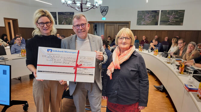 Sandra Bleher (links) und Doris Beck vom Münsinger Bäderförderverein überreichten Bürgermeister Mike Münzing einen Scheck über 1