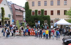 "12 Quadratmeter Kultur": Statt Autos fand auf den drei Parkplätzen vor dem Eninger Rathaus ein buntes Kulturprogramm statt. Zah