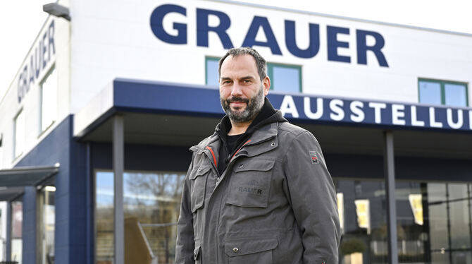 Hannes Grauer, geschäftsführender Gesellschafter der Grauer Metallbau und Gestaltung GmbH, aufgenommen vor dem Sitz des Unterneh