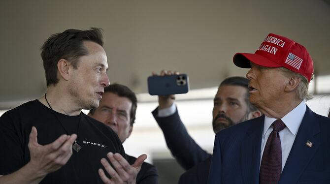 US-Präsident in spe Donald Trump (rechts) hat Tech-Milliardär Elon Musk zum Chef-Berater ernannt.