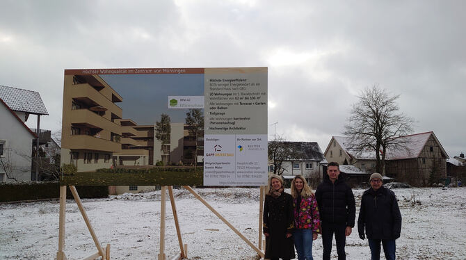 Ulrike Barth (von links), Jasmin Maier und Emanuel Maier und Uwe Reutter beim Vermarktungsstart.  FOTO: WURSTER