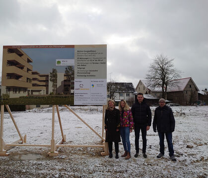 Ulrike Barth (von links), Jasmin Maier und Emanuel Maier und Uwe Reutter beim Vermarktungsstart.  FOTO: WURSTER