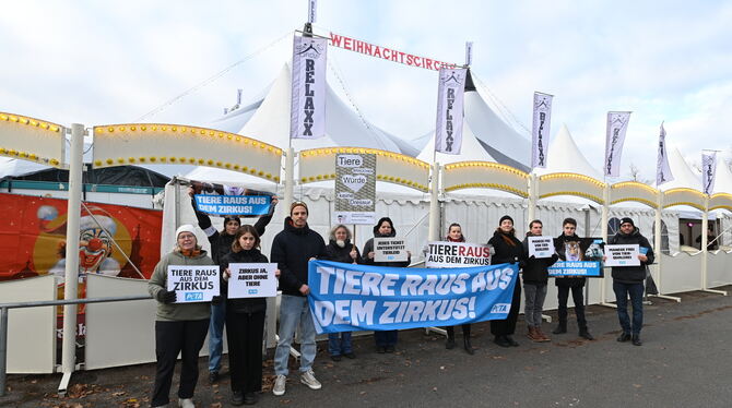 Die Peta-Demonstranten beim Reutlinger Weihnachtszirkus.