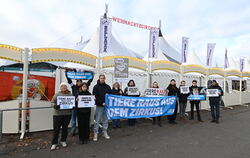 Die Peta-Demonstranten beim Reutlinger Weihnachtszirkus.