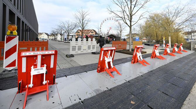 Eine mobile Sperre an der Stadthalle soll den Weihnachtsmarkt im Reutlinger Bürgerpark schützen.