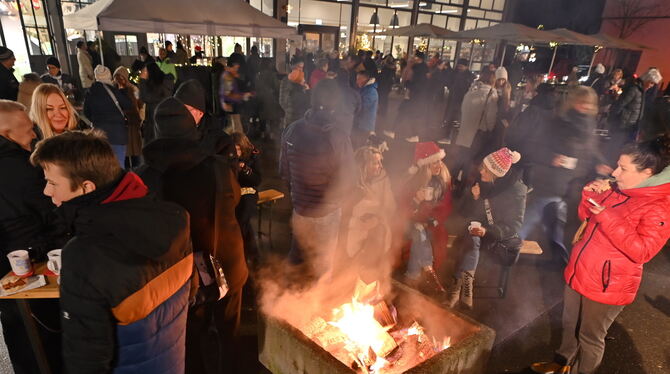 Winterabend in Mössingen: Mit Glühwein und Punsch glüht die Bürgerstiftung für Lesepatenschaften.