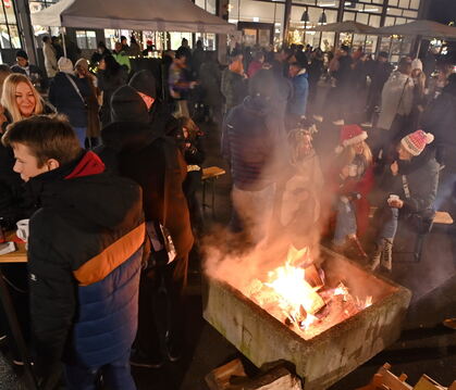 Winterabend in Mössingen: Mit Glühwein und Punsch glüht die Bürgerstiftung für Lesepatenschaften. 