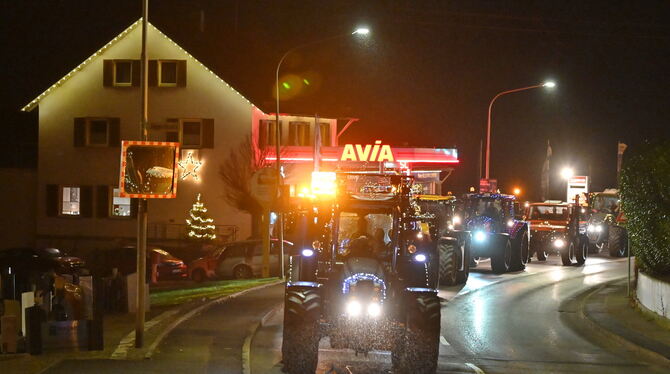 Lichterfahrt durch Talheims Hauptstraße am Vorabend des vierten Advents. FOTO: MEYER