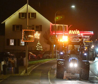 Lichterfahrt durch Talheims Hauptstraße am Vorabend des vierten Advents. FOTO: MEYER 