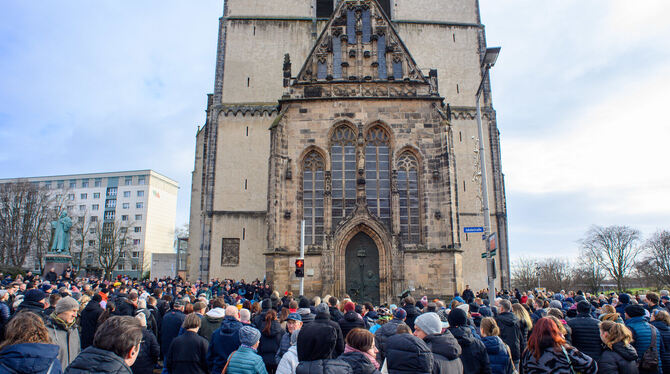 Viele Menschen versammelten sich am Sonntag vor der Magdeburger Johanniskirche zu einer Mahnwache.  FOTO: GABBERT/DPA