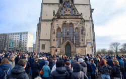 Viele Menschen versammelten sich am Sonntag vor der Magdeburger Johanniskirche zu einer Mahnwache.  FOTO: GABBERT/DPA