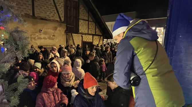 Das Gedränge war groß am Feuerwehrhaus. Alle wollten ein Los für die Tombola.