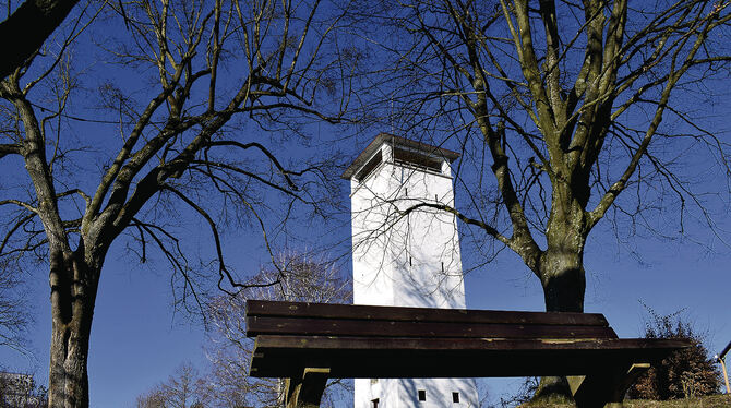 Oberhalb von Pliezhausen bietet der Zwei-Eichen-Turm schöne Aussichten über den Ort und das Umland.