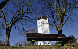 Oberhalb von Pliezhausen bietet der Zwei-Eichen-Turm schöne Aussichten über den Ort und das Umland.