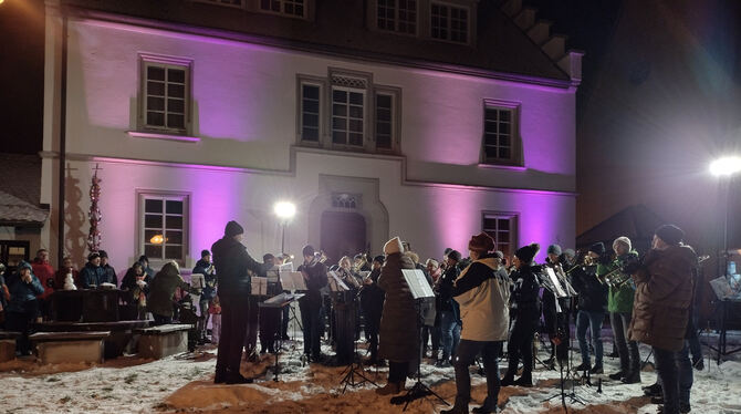 Stimmungsvoll: Weihnachtsliedersingen in Steinhilben.  FOTO: TROST