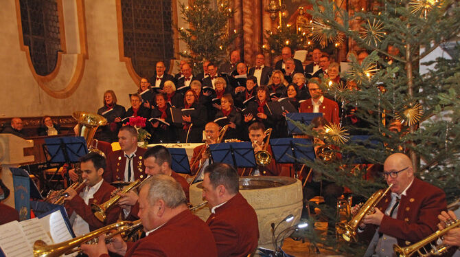 Die Schwäbische Alb Musikanten unter Leitung von Georg Bussmann sowie der Kirchenchor der St. Martinskirche mit seinem Leiter Gü