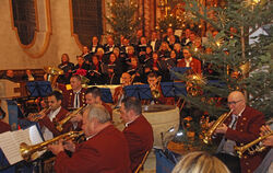 Die Schwäbische Alb Musikanten unter Leitung von Georg Bussmann sowie der Kirchenchor der St. Martinskirche mit seinem Leiter Gü