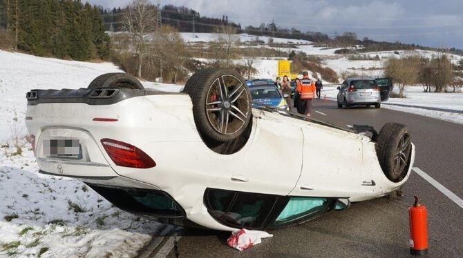 Nach einem Überholvorgang zwischen Gomadingen und Offenhausen ist dieser Mercedes auf dem Dach gelandet.