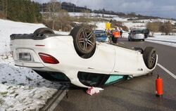 Nach einem Überholvorgang zwischen Gomadingen und Offenhausen ist dieser Mercedes auf dem Dach gelandet.