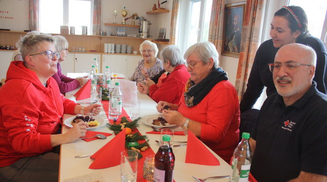 Dagmar Radler (ganz rechts, hinter dem DRK-Vorsitzenden Eberhard Bazlen) brachte das Essen, Sandra Benkendorff (ganz links) und,