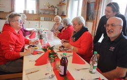 Dagmar Radler (ganz rechts, hinter dem DRK-Vorsitzenden Eberhard Bazlen) brachte das Essen, Sandra Benkendorff (ganz links) und,