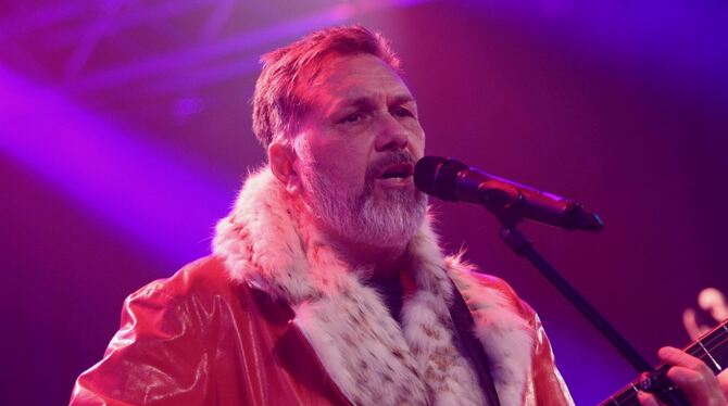 Frontmann Jörg Launer lässt den Schnee nicht leise, sondern rockig rieseln.