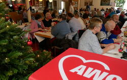 Besinnlich, mit guten Gesprächen und gutem Essen: So gestaltete sich die AWO-Weihnachtsfeier am Heiigen Abend im Café Nepomuk.