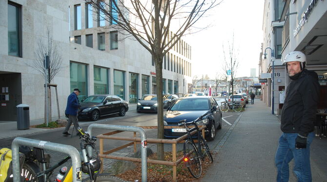 Schönbeinstraße Fahrradabstellplätze Stephan Maul Radkoordinator Vier Fahrrad-Abstell-Bügel, zehn Auto-Stellplätze: die Verhältnisse in der Schönbeinstraße, einer wichtigen Geschäftsstraße.