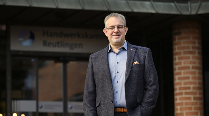 Alexander Wälde, neuer Präsident der Handwerkskammer Reutlingen, vor dem Kammergebäude an der Hindenburgstraße.