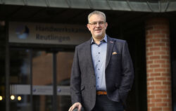 Alexander Wälde, neuer Präsident der Handwerkskammer Reutlingen, vor dem Kammergebäude an der Hindenburgstraße.