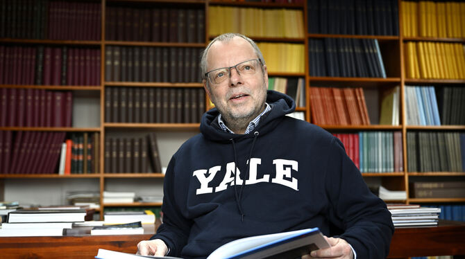 Der Ägyptologe der Uni Tübingen, Prof. Dr. Christian Leitz, in seiner Privatbibliothek in Reutlingen.