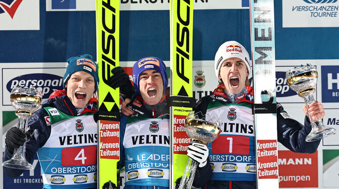 Die drei Österreicher Jan Hörl (links), Stefan Kraft und Daniel Tschofenig sind in Oberstdorf nicht zu schlagen.  FOTO: KARMANN