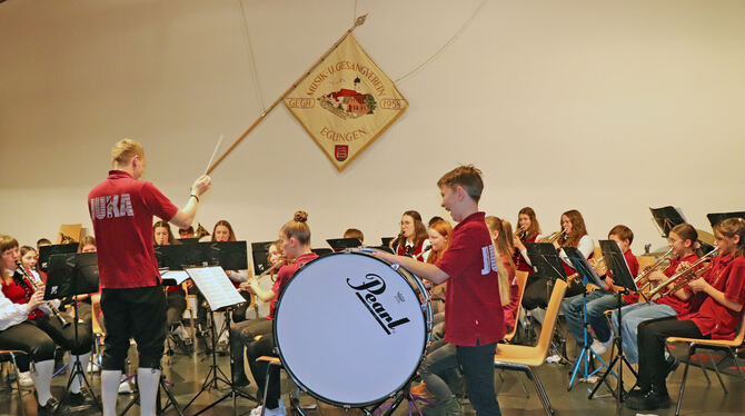 Die Jugendkapelle Eglingen-Ehestetten ließ das ablaufende Jahr Revue passieren.