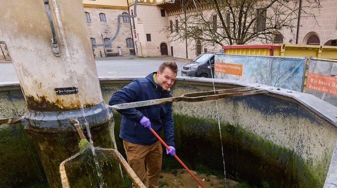 Archäologe Stefan Krmnicek im Tübinger Schlossbrunnen.  FOTOS: PRIVAT