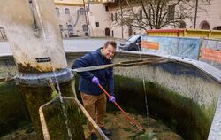 Archäologe Stefan Krmnicek im Tübinger Schlossbrunnen.  FOTOS: PRIVAT 