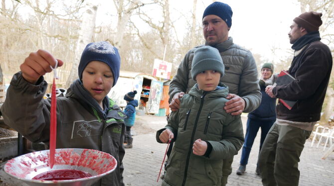 Kerzenziehen war am Samstag vo rWeihnachten ein Renner auf der Kusterdinger Jugendfarm.