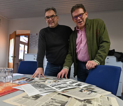 Ziemlich viele Zeitungsberichte sind in den vergangenen drei Dekaden zusammengekommen: Dieter Mayer (links) und Klaus Nagel blic