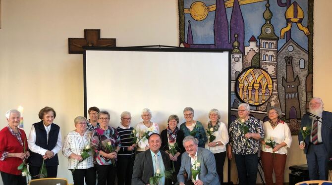 Ein Rose für alle Mitwirkenden: Der ökumenische Seniorentreff, den es seit zehn Jahren gibt, ist ein großer Erfolg.  FOTO: KIRCH