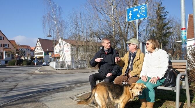 Die gestiftete Bank – nun am neuen Standort bei der Steinlachbrücke – stiftet Gedankenaustausch. Samuel Begasse (links) und Ursu