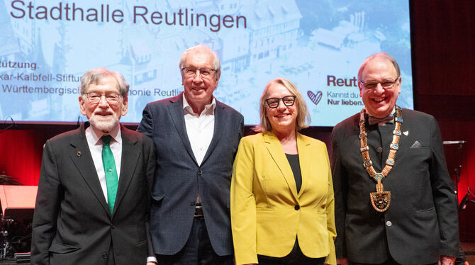 Reutlingens Oberbürgermeister Thomas Keck (rechts) durfte beim Bürgerempfang der Stadt gleich drei Verdienstmedaillen überreiche