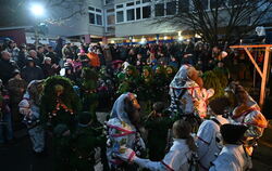 Abendliche Narrenpolonaise bei den Lichtensteiner Krautscheißern und Kochhafen. FOTO: MEYER