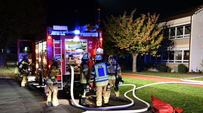 Die Nehrener Feuerwehr bei einem nächtlichen Einsatz am Schulgebäude.