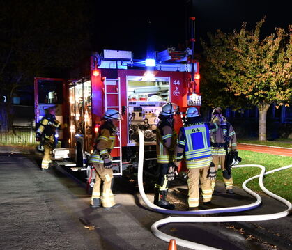 Die Nehrener Feuerwehr bei einem nächtlichen Einsatz am Schulgebäude.