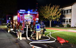 Die Nehrener Feuerwehr bei einem nächtlichen Einsatz am Schulgebäude.